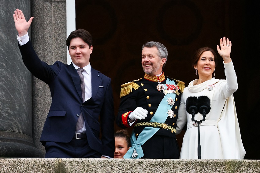 Sinegri Baru: Raja Frederik dan Ratu Mary Menguatkan Hubungan dengan Ciuman di Depan Mata Rakyat Denmark