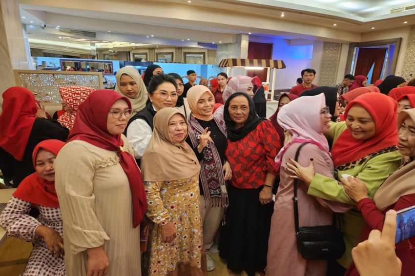 Siti Atikoh Disambut Hangat Emak-emak Majelis Taklim Manado