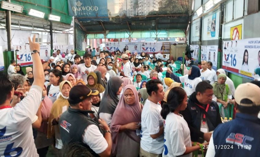 Ratusan Warga Kebayoran Lama Serbu Bazar Sembako Murah Partai Perindo