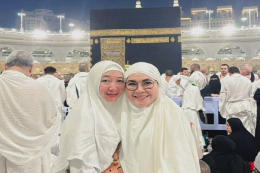 Foto-Foto Umi Kalsum dan Ibu Sambung Fardhana saat Umrah Bareng, Ternyata Bestie