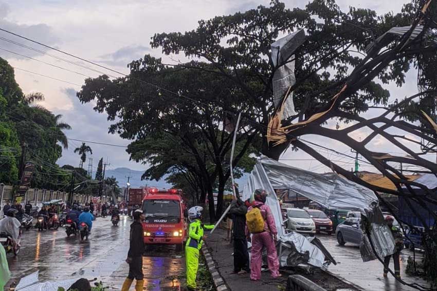 493 Rumah Warga di Kabupaten Bandung Rusak Diterjang Angin Puting Beliung