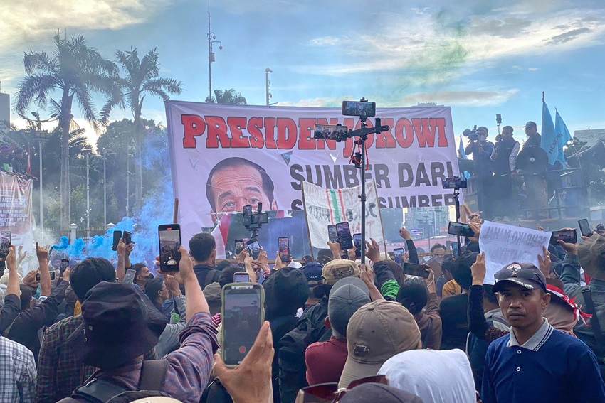 Baliho Gambar Muka Jokowi Dibakar di Depan Gedung DPR