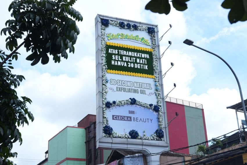Viral! Karangan Bunga Duka Cita Raksasa di Bandung Bikin Gagal Fokus