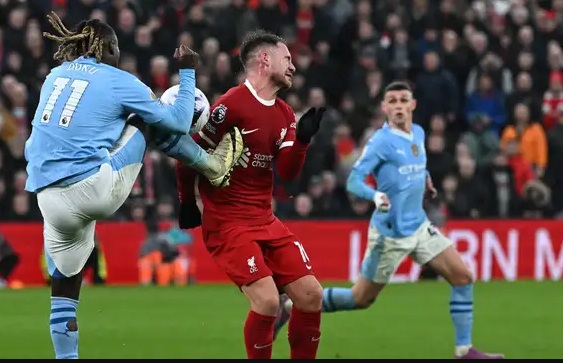 Liverpool Dirampok, Tendangan Brutal Jeremy Doku Lolos Hukuman Penalti untuk Manchester City