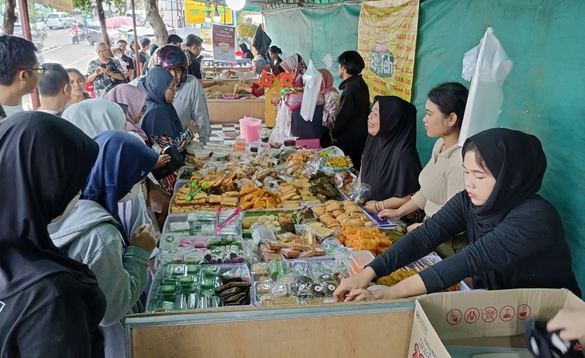 Jelang Buka Puasa, Warga Berburu Makanan di Pusat Takjil Bangbarung Kota Bogor