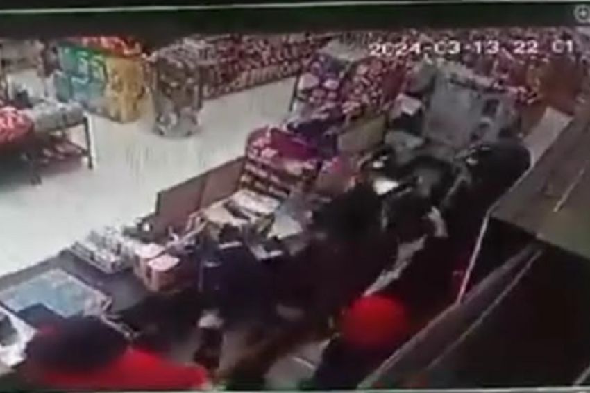 Geger! Perampok Bersenjata Golok Gasak Minimarket di Bandung Barat