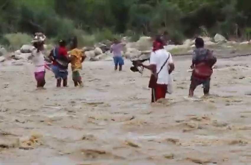 Jembatan Penghubung 2 Kecamatan Putus Diterjang Banjir, Warga Bertaruh Nyawa Seberangi Sungai