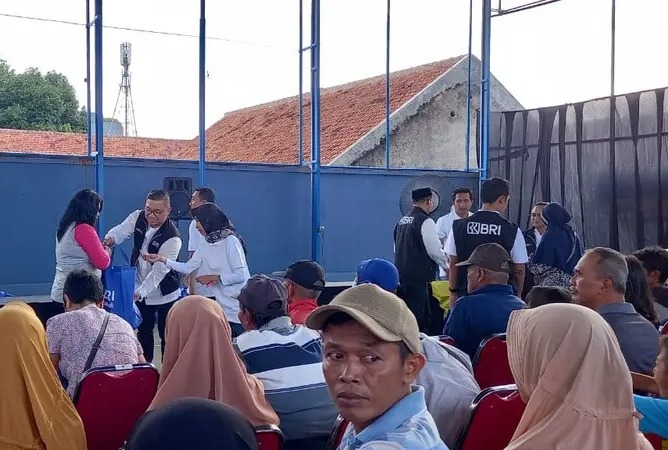 Ringankan Beban Masyarakat, BRI Life Turut Bagikan Paket Sembako