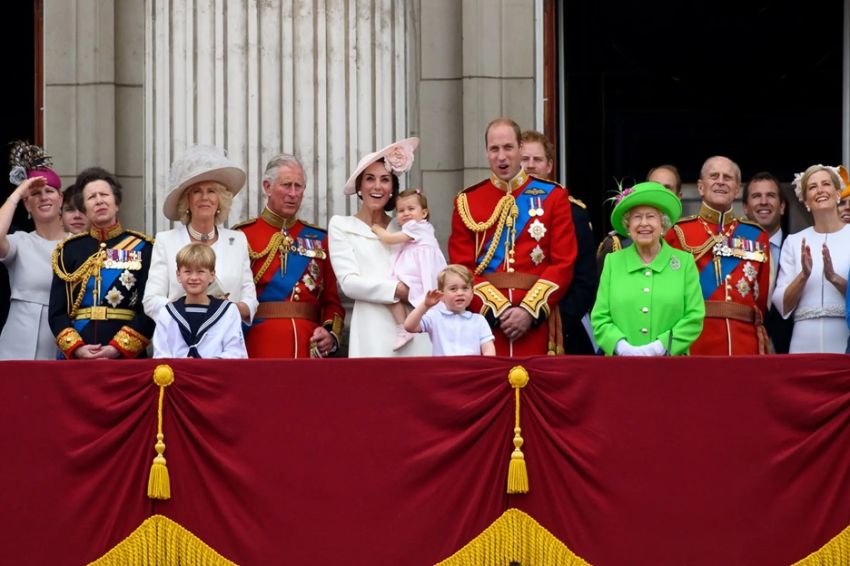 20 Aturan dan Tradisi Aneh Keluarga Kerajaan Inggris