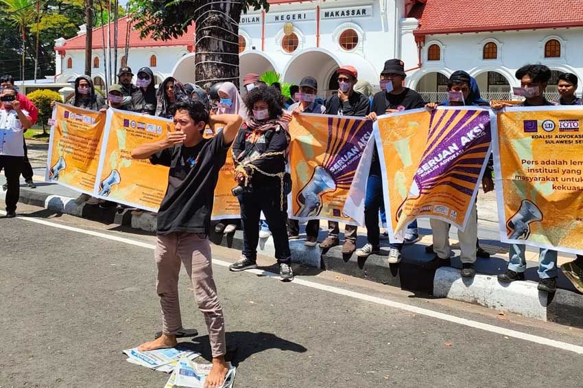 Aksi Damai Koalisi Advokasi Jurnalis Sulsel di Depan PN Makassar