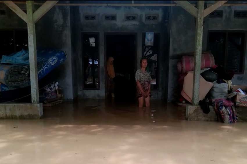Belasan Korban Banjir Lebak Mengungsi, Evakuasi Berlangsung Dramatis