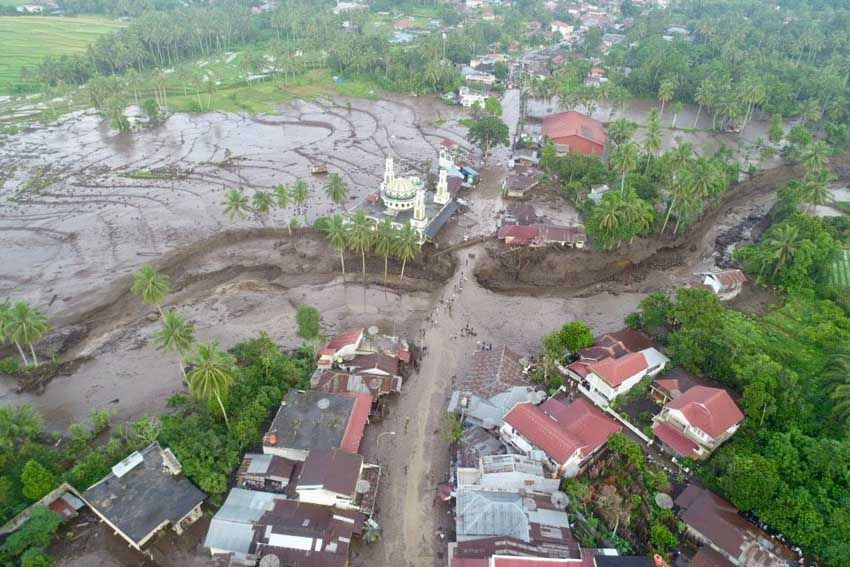 Banjir Bandang Terjang 5 Kecamatan di Tanah Datar, 7 Meninggal dan Belasan Jembatan Terdampak