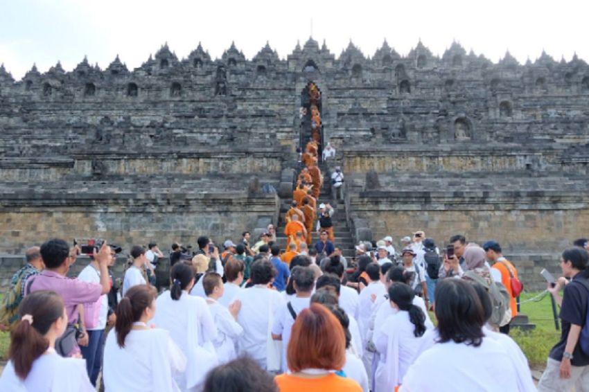 Jelang Perayaan Waisak, Candi Borobudur Dipadati Puluhan Ribu Wisatawan