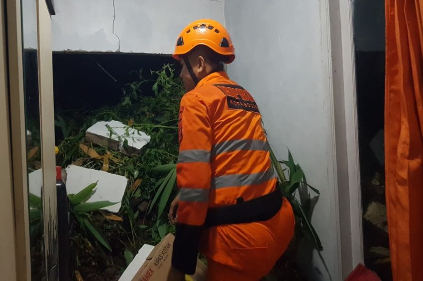 Hujan Deras, Rumah Warga di Bogor Rusak Tertimpa Longsor