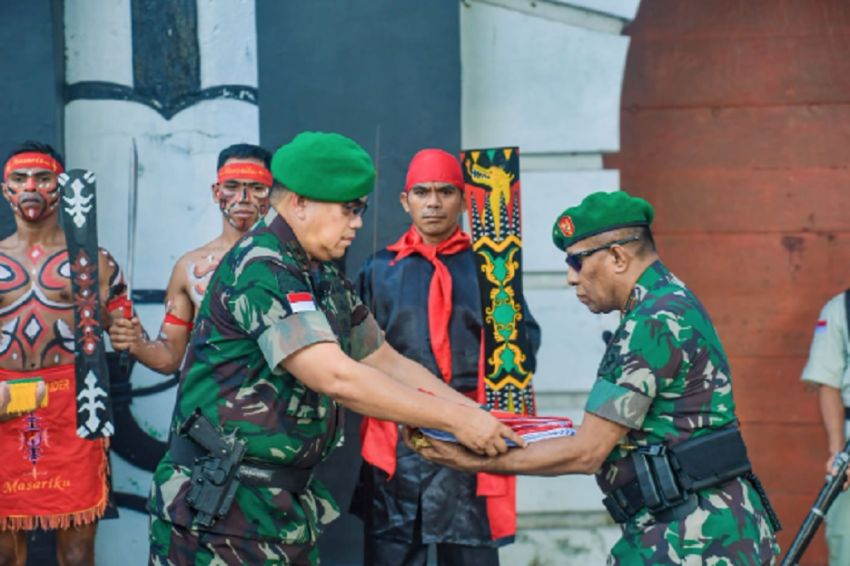 Meriahkan HUT ke-79 RI di IKN, Kodam XV Pattimura Kibarkan Bendera Merah Putih di Bukit Paralayang Ruhatu