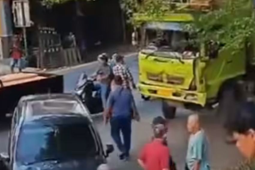 Rem Blong, Dump Truk Tabrak 2 Mobil di Jalan Raya Jonggol Bogor