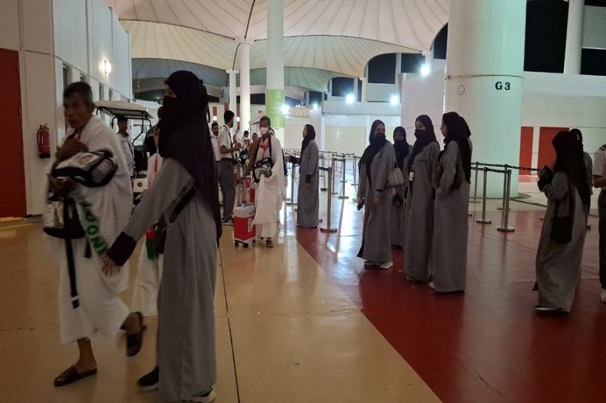 Senyum Gadis-gadis Wukalla Sambut Jemaah Haji Indonesia di Bandara