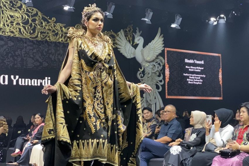 5 Desainer Indonesia Hiasi Red Carpet Gala dengan Gaun Batik yang Memukau