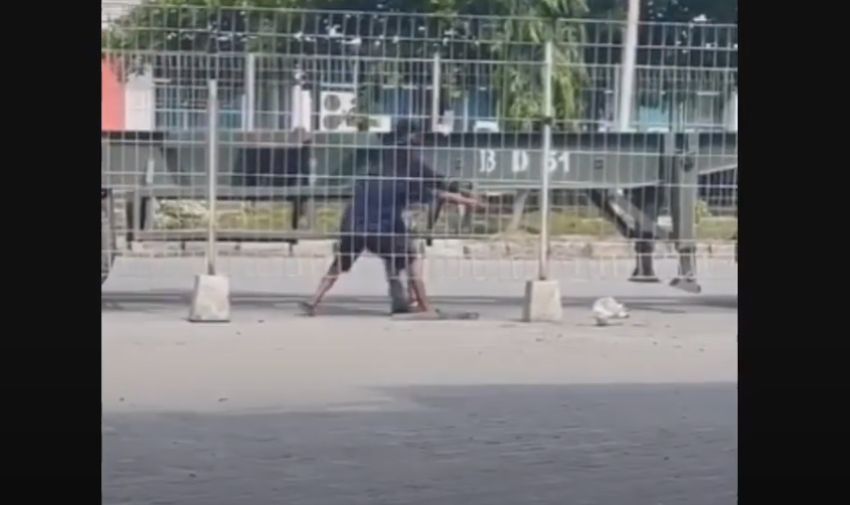 Viral! Aksi 2 Remaja Curi Besi 'Safety' Truk Trailer di Pelabuhan Belawan, Sopir  Resah
