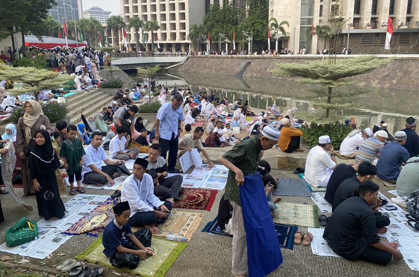 Masjid Istiqlal Penuh, Jemaah Salat Iduladha 2024 hingga Pinggir Sungai