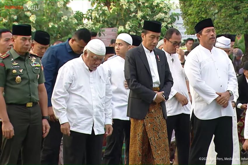 Makna di Balik Sarung Batik Presiden Jokowi saat Salat Iduladha