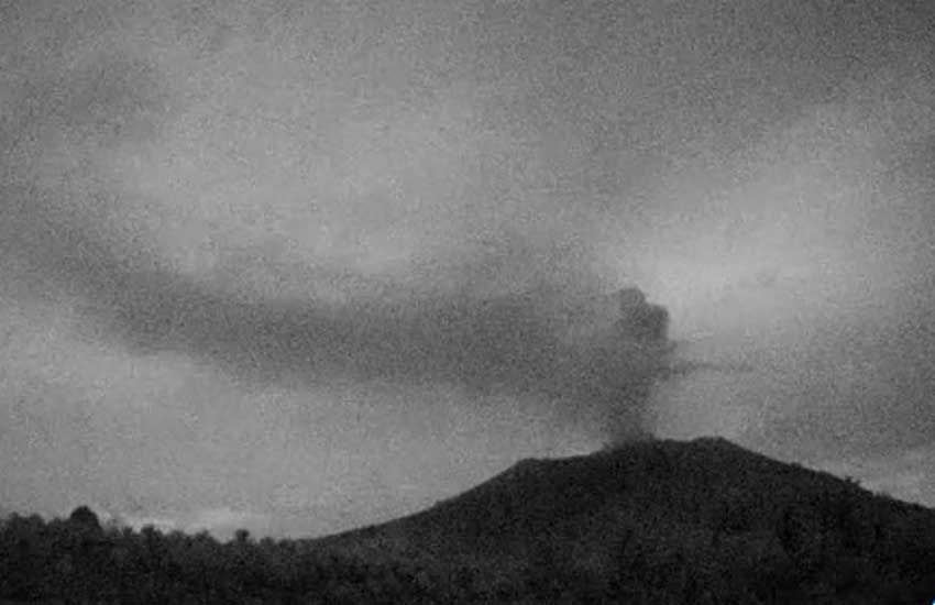 Gunung Ibu Erupsi Malam Ini, Luncurkan Abu Vulkanik Setinggi 1.000 Meter