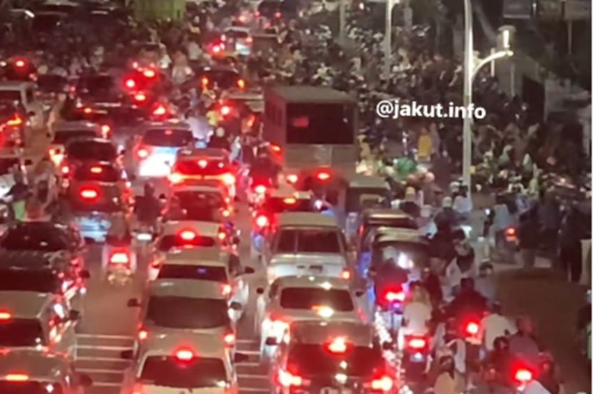 Jelang Puncak HUT ke-497 Jakarta, Monas Macet Total dan Marak Parkir Liar