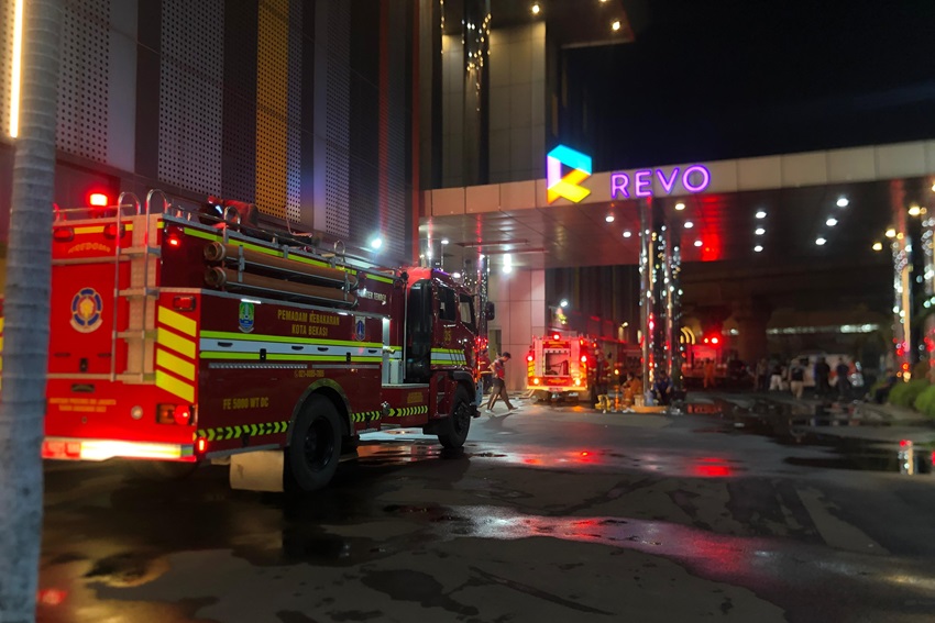 Revo Mall Bekasi Kebakaran, 10 Orang Dilarikan ke Rumah Sakit