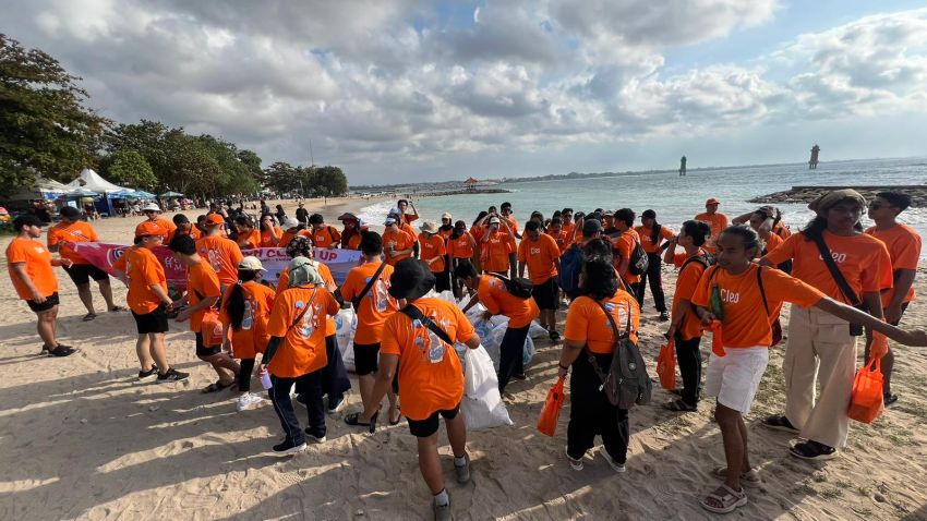 Hari Lingkungan Hidup Sedunia, Cleo dan Warga Bali Bersatu Jaga Pantai Sanur Lewat Aksi Beach Clean Up