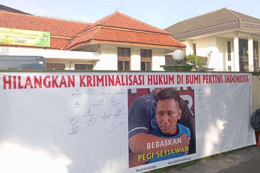 Sidang Praperadilan, Spanduk Bebaskan Pegi Setiawan Terbentang di Pagar PN Bandung