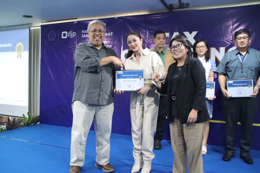 Dewi Perssik dan Sunan Kalijaga Terima Apresiasi WP Patuh dari DJP Jakbar
