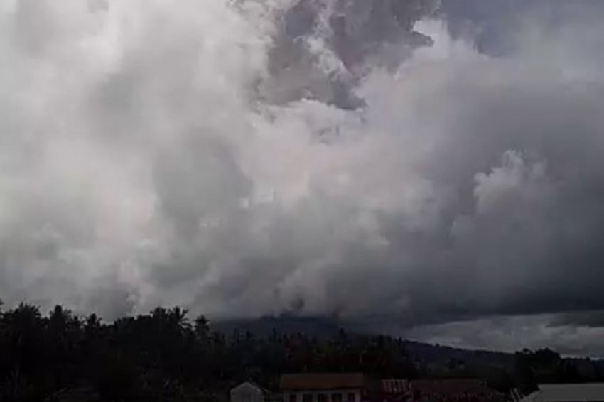 Gunung Ibu Meletus Dahsyat Siang Ini, Luncurkan Abu Vulkanik Setinggi 7 Km