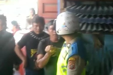 Viral! Pengendara Tak Terima Ditilang, Adu Jotos dengan Polisi di Nias Selatan