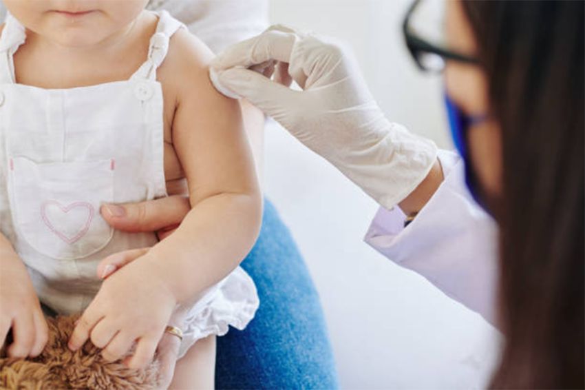 Kemenkes Tegaskan Suntik Imunisasi Vaksin Ganda Tidak Sebabkan Kematian Langsung pada Bayi