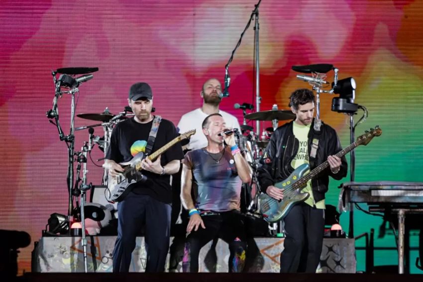 Coldplay Ajak Penonton Glastonbury Kirim Cinta untuk Palestina