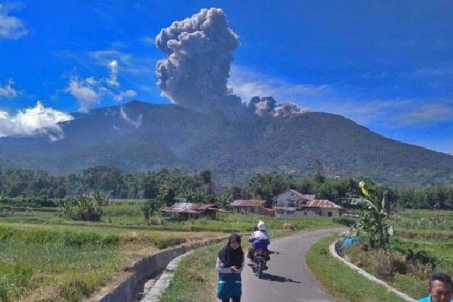Status Gunung Marapi Turun Level Waspada, Badan Geologi: Awas Banjir Lahar!