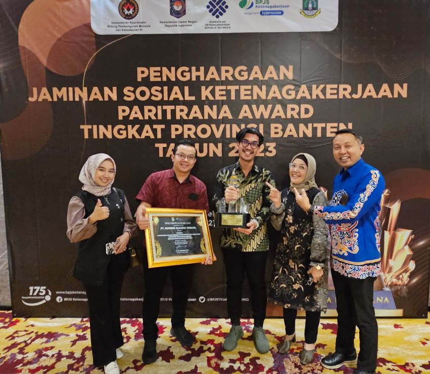Terus Beri Perlindungan Maksimal untuk Karyawan, Alfamart Raih Juara Satu Paritrana Award dari Jamsostek