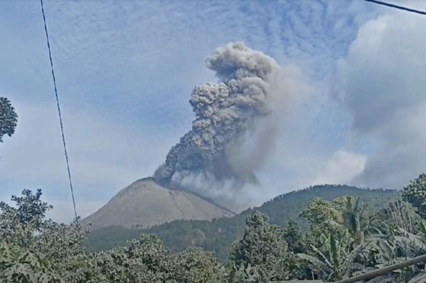 Gunung Lewotobi Erupsi 7 Kali, Hujan Abu Vulkanik Guyur Permukiman Warga
