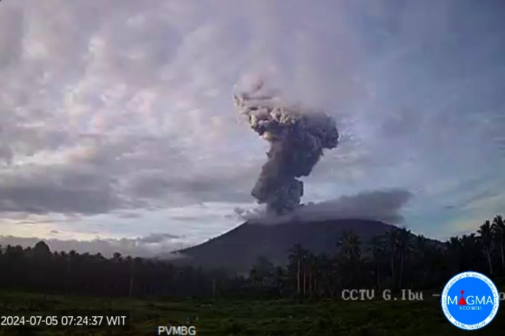 Gunung Ibu 2 Kali Erupsi Semburkan Abu Vulkanik Sejauh 3 Km
