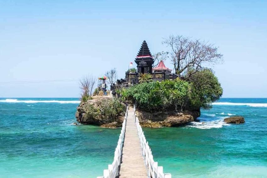 8 Pantai Terindah di Jawa Timur, Ada yang Mirip Tanah Lot Bali