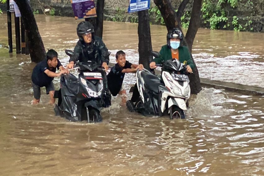 Nekat Terobos Banjir, Puluhan Kendaraan di Bekasi Mogok