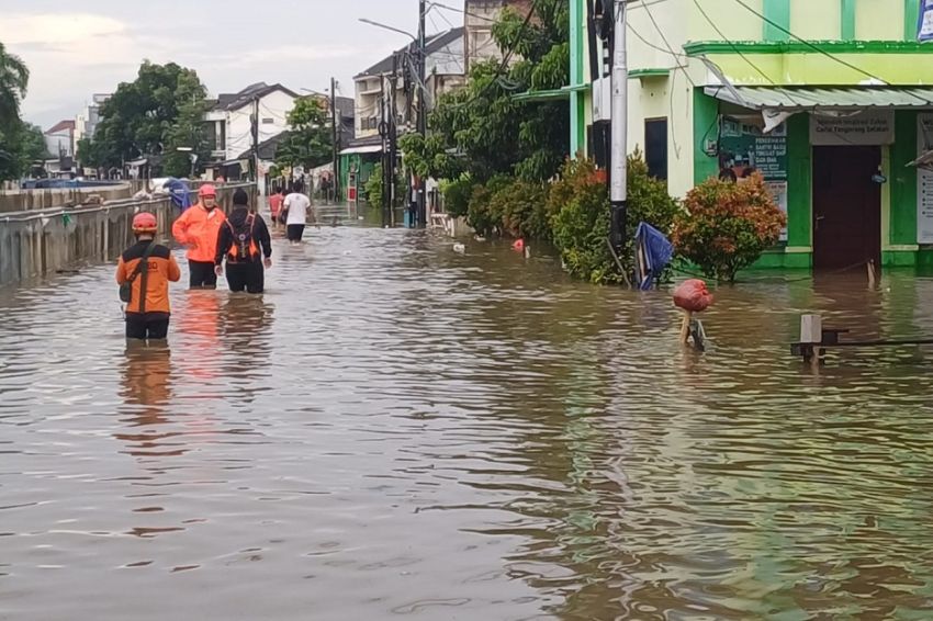 Hujan Deras, Banjir Rendam 7 Lokasi di Tangsel