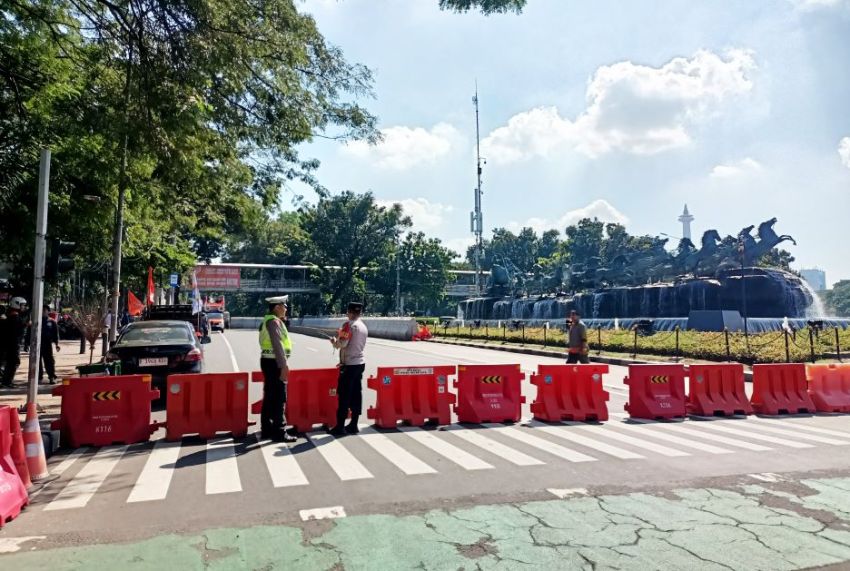 Jelang Demo Buruh, Lalin Jalan Medan Merdeka Barat Arah Harmoni Ditutup