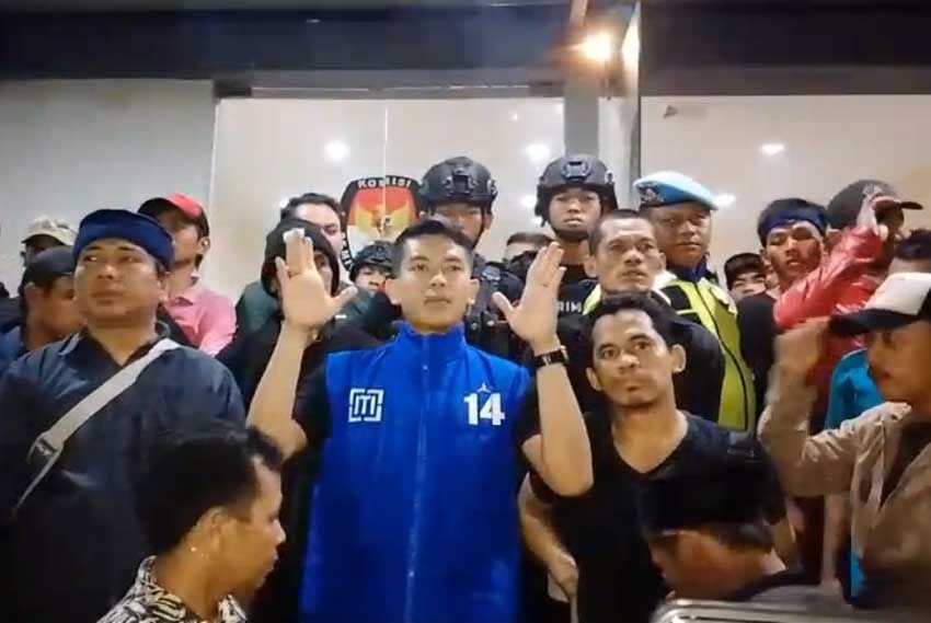 Rapat Penyandingan C Hasil Plano di Kota Serang Ricuh, Palu Sidang Direbut dan Bawaslu Walkout