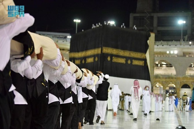 Pertama Kali dalam Sejarah, Perempuan Ikut Proses Penggantian Kiswah Kakbah di Arab Saudi