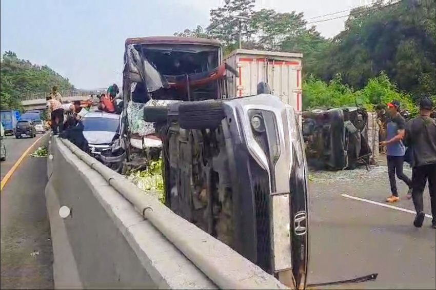 Kecelakaan Beruntun 10 Kendaraan di Tol Cipularang Akibat Bus Kurang Antisipasi Perlambatan