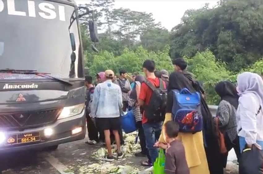 Kecelakaan Beruntun di Tol Cipularang, Puluhan Penumpang Bus Primajasa Telantar