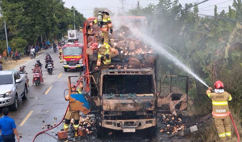 Kebakaran Hebat Hanguskan Truk Tronton Pengangkut Ribuan Kardus Mi di Bojonegoro