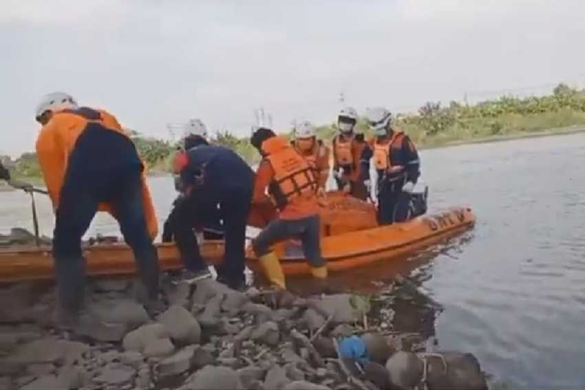 Pria Ditemukan Tewas Tenggelam di Sungai Brantas, Kaki Diikat Batu Pemberat