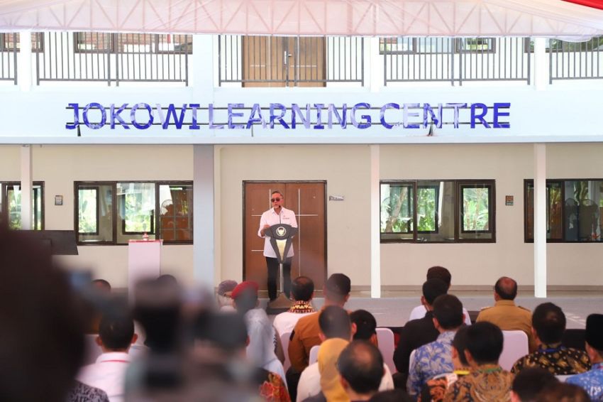 Didampingi Zulhas, Presiden Resmikan Jokowi Learning Centre di SMA Kebangsaan Lampung